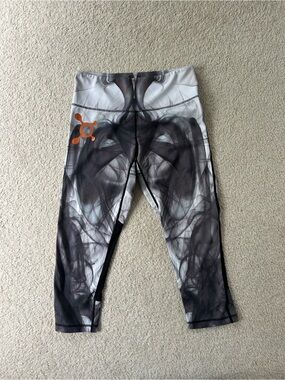 Orangetheory Black & White Smoke-Print Capri Leggings with Orange Logo